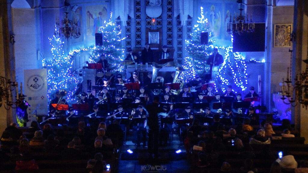 Reprezentacyjna Orkiestra Dęta Gminy Gołcza „Czapelanka” zagrała w minioną niedzielę noworoczny koncert w kościele parafialnym w Gołczy.