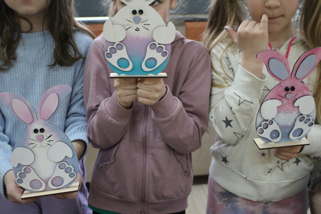 W dniu kalendarzowej wiosny w Bibliotece i Ośrodku Animacji Kultury Gminy Gołcza odbyły się wielkanocne warsztaty, w których wzięły udział klasy drugie.