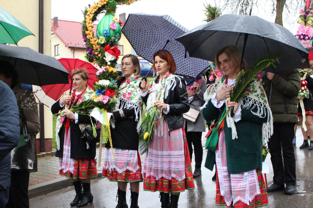 Uroczyste obchody Niedzieli Palmowej rozpoczęły się przed budynkiem Urzędu Gminy w Gołczy.