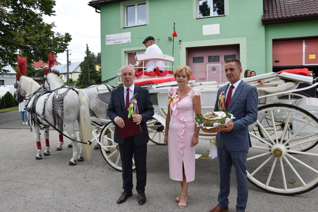 Tegoroczne Święto Plonów odbyło się 27 sierpnia w Przybysławicach. Uroczystość rozpoczęto barwnym korowodem prowadzonym przez Reprezentacyjną Orkiestrę Dętą Gminy Gołcza – Czapelankę.