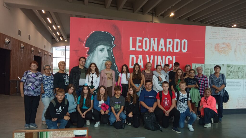 W miniony wtorek wybraliśmy się wspólnie z seniorami i młodzieżą na wycieczkę integracyjną do Centrum Leonardo da Vinci w Chęcinach.