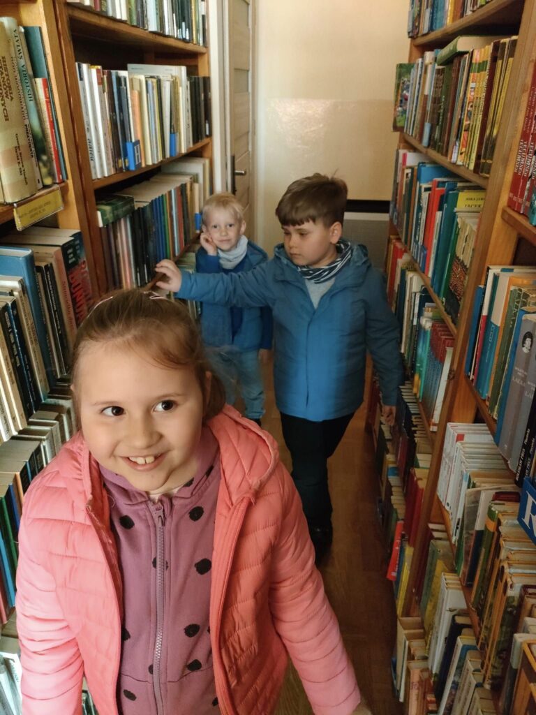 W piątkowe przedpołudnie przedszkolaki odwiedziły Filię Biblioteki w Wysocicach.
